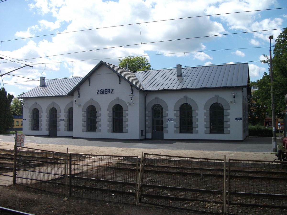 Budynek dworca kolejowego w Zgierzu - 2011 r. (po remoncie) - fot. Wikipedia