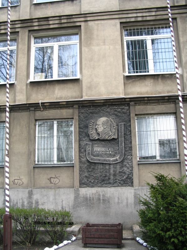 Tablica Stanisław Staszic na budynku szkoły - fot. 2005 r.