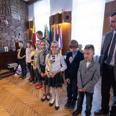 Puchar Prezydenta za zajęcie I miejsca w biegu „Ku Słońcu” w kategorii chłopców otrzymuje Szkoła Podstawowa Nr 10, natomiast w kategorii dziewcząt otrzymuje Szkoła Podstawowa Nr 4
