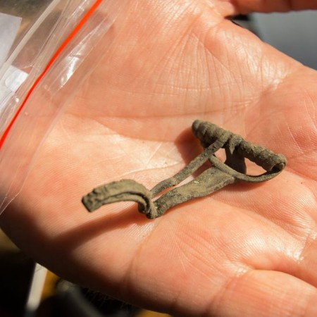 Odkrycie archeologiczne - fibula do zapinania ubrań