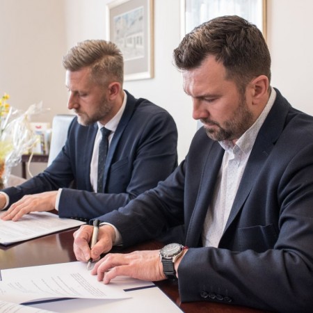 Prezydent Miasta Zgierza Przemysław Staniszewski oraz prezes Nextbike Polska Tomasz Wojtkiewicz podpisują porozumienie