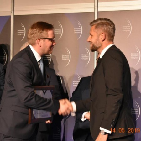 Przemysław Staniszewski (Prezydent Miasta Zgierza) otrzymuje nagrodę w konkursie "TOP Inwestycje Komunalne 2019"