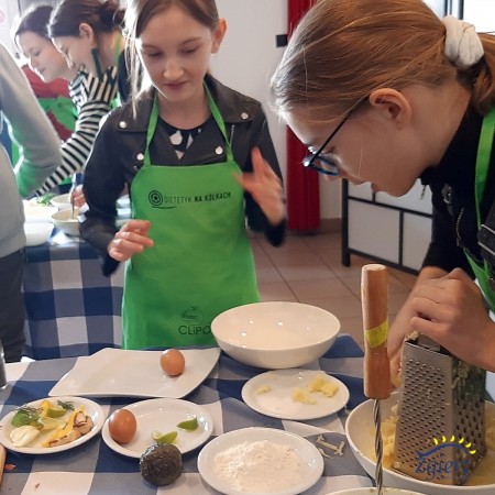 Uczniowie Szkoły Podstawowej nr 1 biorące udział w konkursie kulinarnym