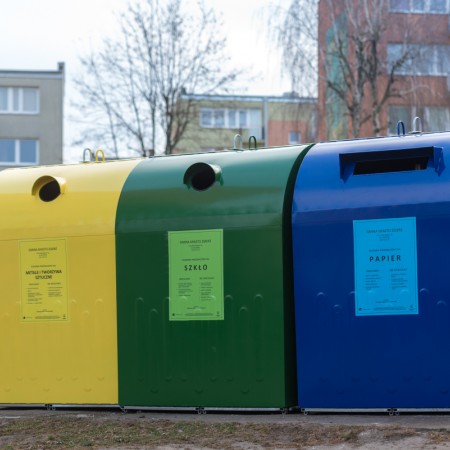 Kolorowe pojemniki do segregacji odpadów 