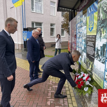 Złożenie kwiatów pod tablicą upamiętniającą poległych za wolność Ukrainy