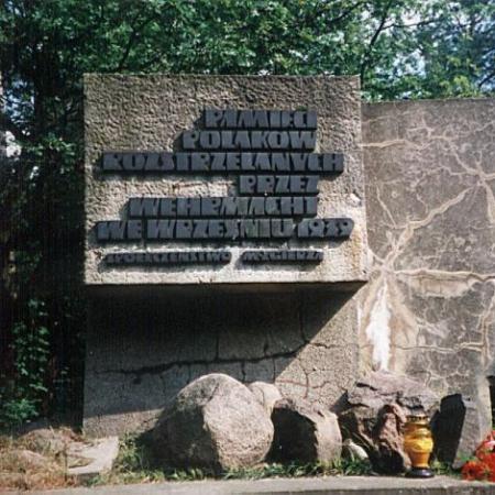 Pomnik w lesie Dąbrówka wraz z tablicą upamiętniającą