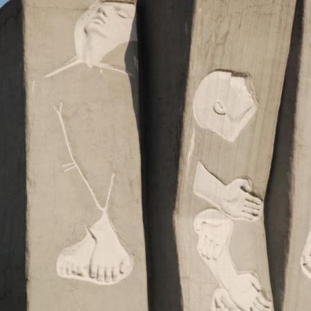 Wyrzeźbione postacie ludzkie w Pomniku Stu Straconych