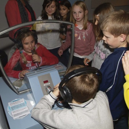 Dzieci zwiedzające wystawę - zdjęcie ze zbiorów Muzeum Uniwersytetu Jagiellońskiego