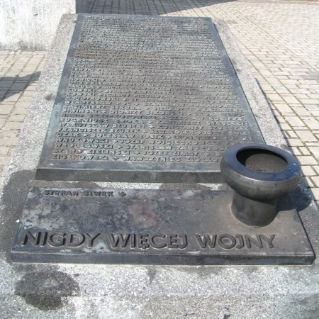 Nigdy więcej wojny - nazwiska 93 osób spośród 100 rozstrzelanych 20.03.1942 r. - Plac Stu Straconych (zbieg ulic Piątkowskiej i J. Piłsudskiego) - zdjęcie z 2005 r.