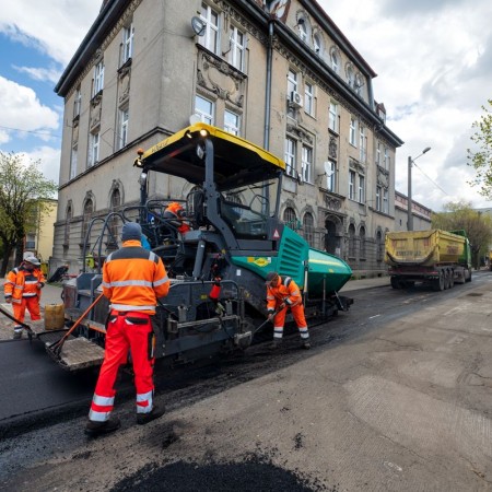 kładzenia asfaltu na ulicy ks. Sz. Rembowskiego