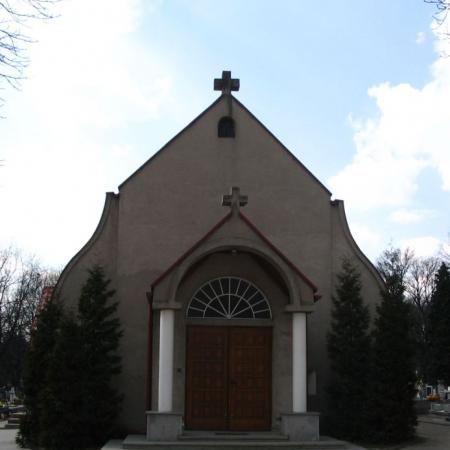 Stary Cmentarz - murowany kościółek wybudowany w latach 1988-90 na zgliszczach podpalonego modrzewiowego kościoła z 1644 r. - zdjęcie 2005 r.