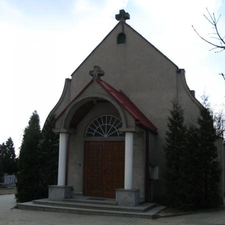 Stary Cmentarz - murowany kościółek wybudowany w latach 1988-90 na zgliszczach podpalonego modrzewiowego kościoła z 1644 r. - zdjęcie 2005 r.