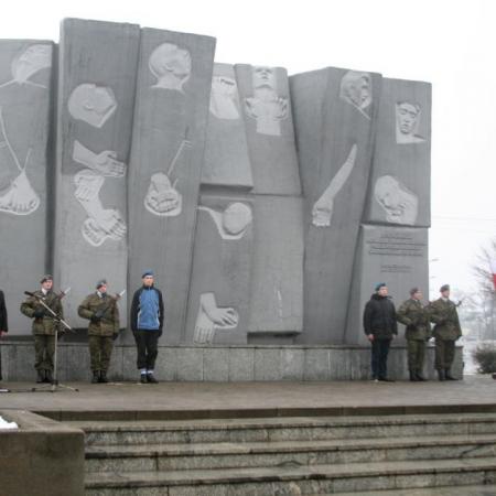 Pomnik Stu Straconych z 2007 roku wraz z wartą honorową