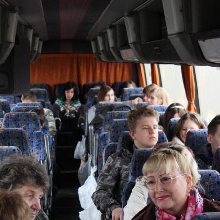 Uczestnicy wycieczki w autobusie