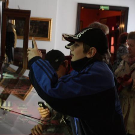 Chłopiec robi zdjęcie eksponatowi w muzeum