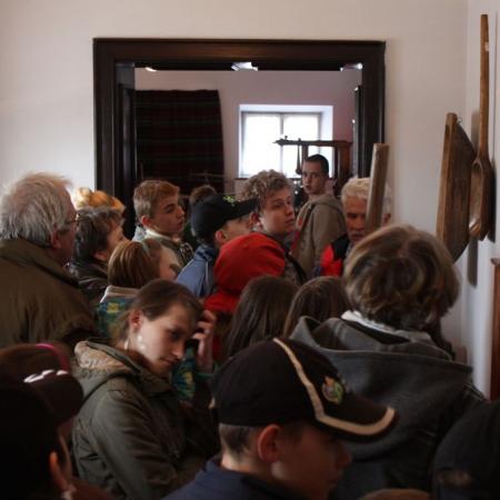Uczestnicy wycieczki oglądają eksponaty w muzuem