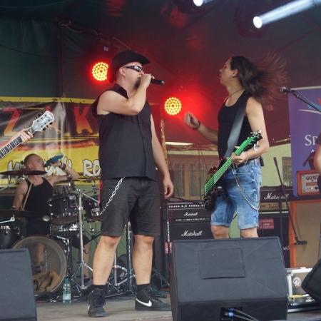 Zdjęcie przedstawia występ zespołu DRUNK RIDERS na  ZDERZAK'15 