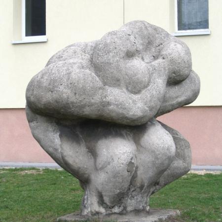 Rzeźba zapaśników (ul. Parzęczewska przy bloku 12 na osiedlu 650-lecia) - zdjęcie 2005 r.