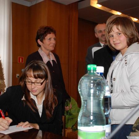 Justyna Mospinek - łuczniczka, olimpijka z Aten (2004) i Pekinu (2008) rozdaje autografy