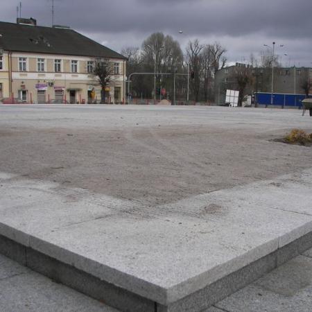 Zdjęcie przedstawia Plac Jana Pawła II - w trakcie rewitalizacji