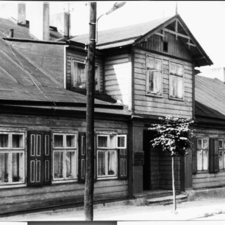 Zdjęcie archiwalne przedstawia ul. Narutowicza 10 - Dom tkacki przed rewitalizacją 