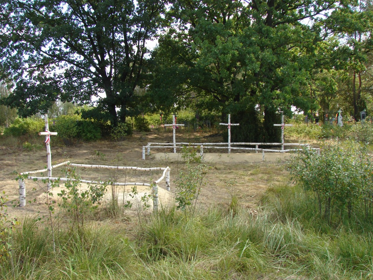 Mogiła trzech zgierzan na parafialnym cmentarzu w Kuklach