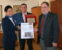 Zdjęcie przedstawiające wręczenie nagrody honorowej dla Miasta Tkaczy