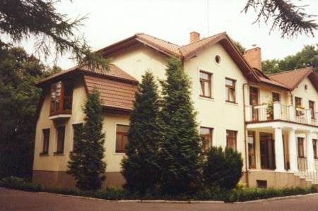 Zdjęcie przedstawiające budynek Nadleśnictwa Grotniki