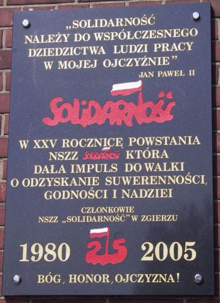 Tablica pamiątkowa poświęcona 25. rocznicy powstania NSZZ "Solidarność" - fot. 2005 r.