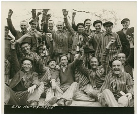 Wyzwoleni więźniowie obozu koncentracyjnego