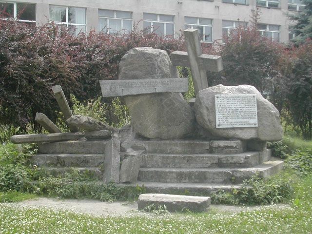 Pomnik Waleriana Łukasińskiego przed szkołą przy ul. A. Struga (2005 r.)