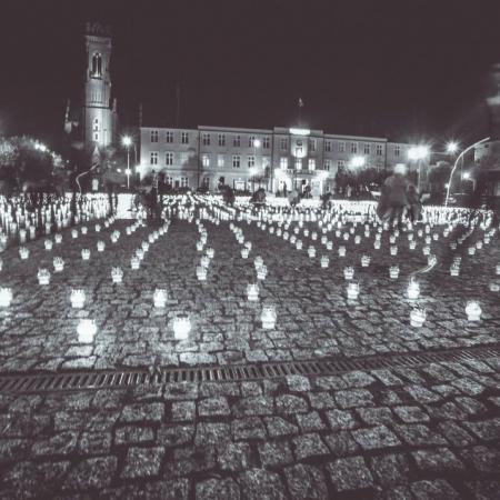 Zapalone znicze na placu przed urzędem miasta 