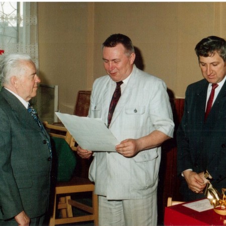 Nadanie pamiątkowego dyplomu (1990; Urząd Miasta Zgierza). Od prawej: Stanisław Łodwig (Zastępca Prezydenta Miasta Zgierza), Maciej Wierzbowski (Przewodniczący Rady Miasta Zgierza), Stanisław Ogiński (mistrz fryzjerski). Fotografia ze zbiorów Stanisława Ł