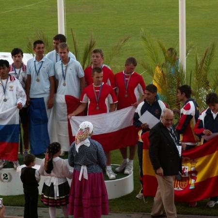 2007 rok - Mistrzostwa Europy Juniorów 2007 w Portugalii - Radosław Musoski /z flagą/ na podium