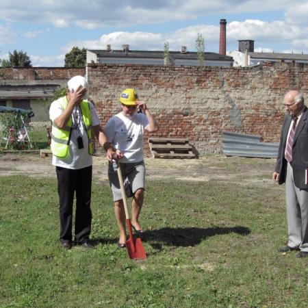 Wbicie łopaty na placu budowy