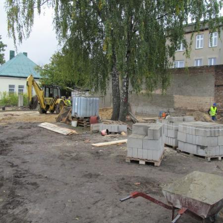 Widok na plac budowy z materiałami do budowy