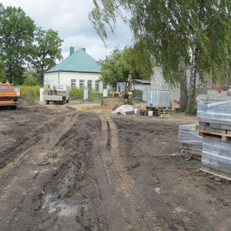 Widok na plac budowy oraz sprzęty i materiały budowlane