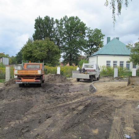 Samochody dostawcze stojące na placu budowy