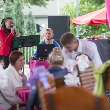 śpiewa Julia Szwajcer