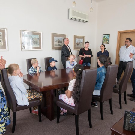 24.08.2016 r. wycieczka opiekunów i uczestników polsko-romskiej świetlicy w Urzędzie Miasta Zgierza
