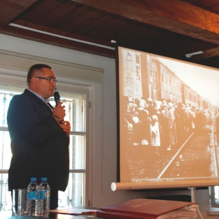 Robert Starzyński (Dyrektor Muzeum Miasta Zgierza) wita gości