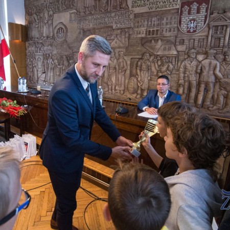 Puchar Prezydenta za zajęcie I miejsca w biegu „Ku Słońcu” w kategorii chłopców otrzymuje Szkoła Podstawowa Nr 10, natomiast w kategorii dziewcząt otrzymuje Szkoła Podstawowa Nr 4