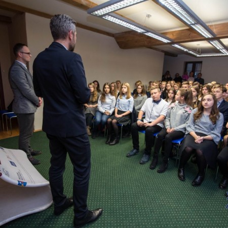 Stypendia dla najzdolniejszych uczniów zgierskich gimnazjów - uroczystość wręczenia dyplomów