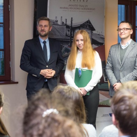 Stypendia dla najzdolniejszych uczniów zgierskich gimnazjów - uroczystość wręczenia dyplomów