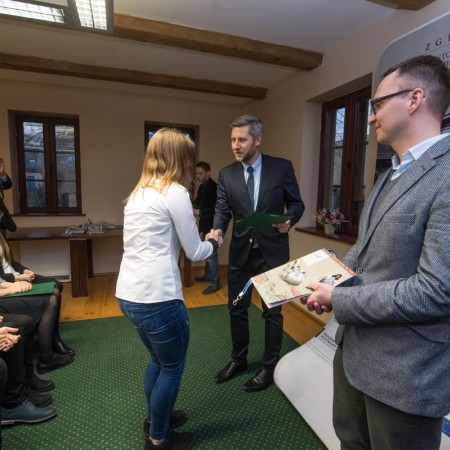 Stypendia dla najzdolniejszych uczniów zgierskich gimnazjów - uroczystość wręczenia dyplomów