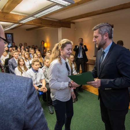 Stypendia dla najzdolniejszych uczniów zgierskich gimnazjów - uroczystość wręczenia dyplomów