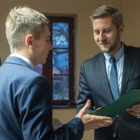 Stypendia dla najzdolniejszych uczniów zgierskich gimnazjów - uroczystość wręczenia dyplomów