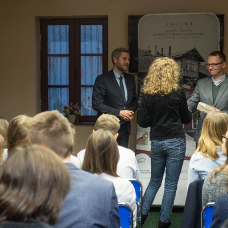 Stypendia dla najzdolniejszych uczniów zgierskich gimnazjów - uroczystość wręczenia dyplomów