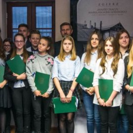 Stypendia dla najzdolniejszych uczniów zgierskich gimnazjów - uroczystość wręczenia dyplomów