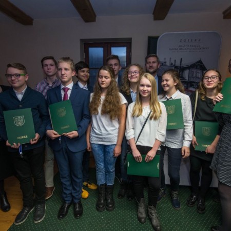 Stypendia dla najzdolniejszych uczniów zgierskich gimnazjów - uroczystość wręczenia dyplomów